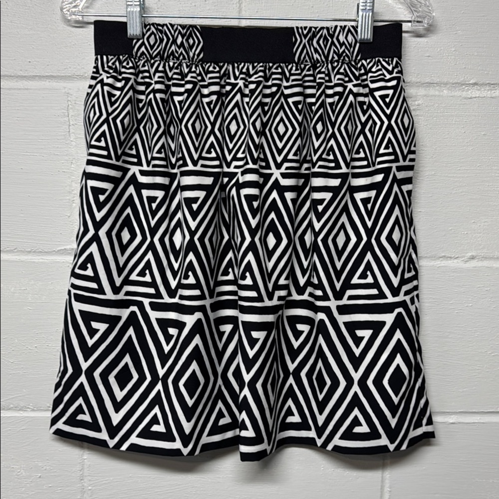 White House Black Market Black and White Aztec Tribal Print Pull On Mini Skirt